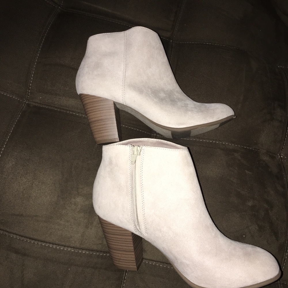 SZ 10 Winter White Suede Booties EUC